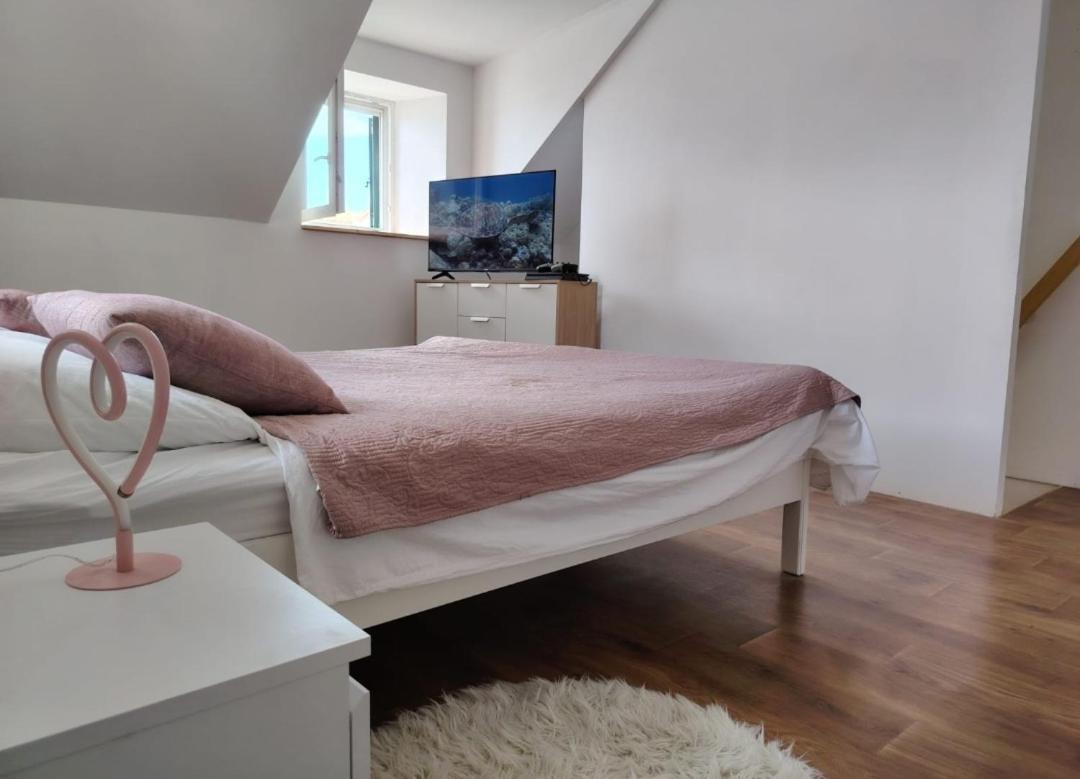 Ema Apartment Prvic Sepurine Bagian luar foto